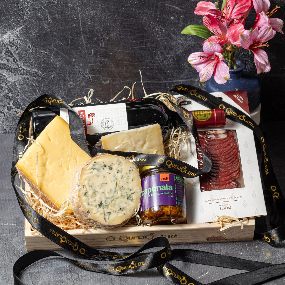 Cesta 1 – Seleção Premium Queijólatra com Vinhos, Charcutaria & Caponata