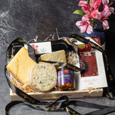 Cesta 1 – Seleção Premium Queijólatra com Vinhos, Charcutaria & Caponata